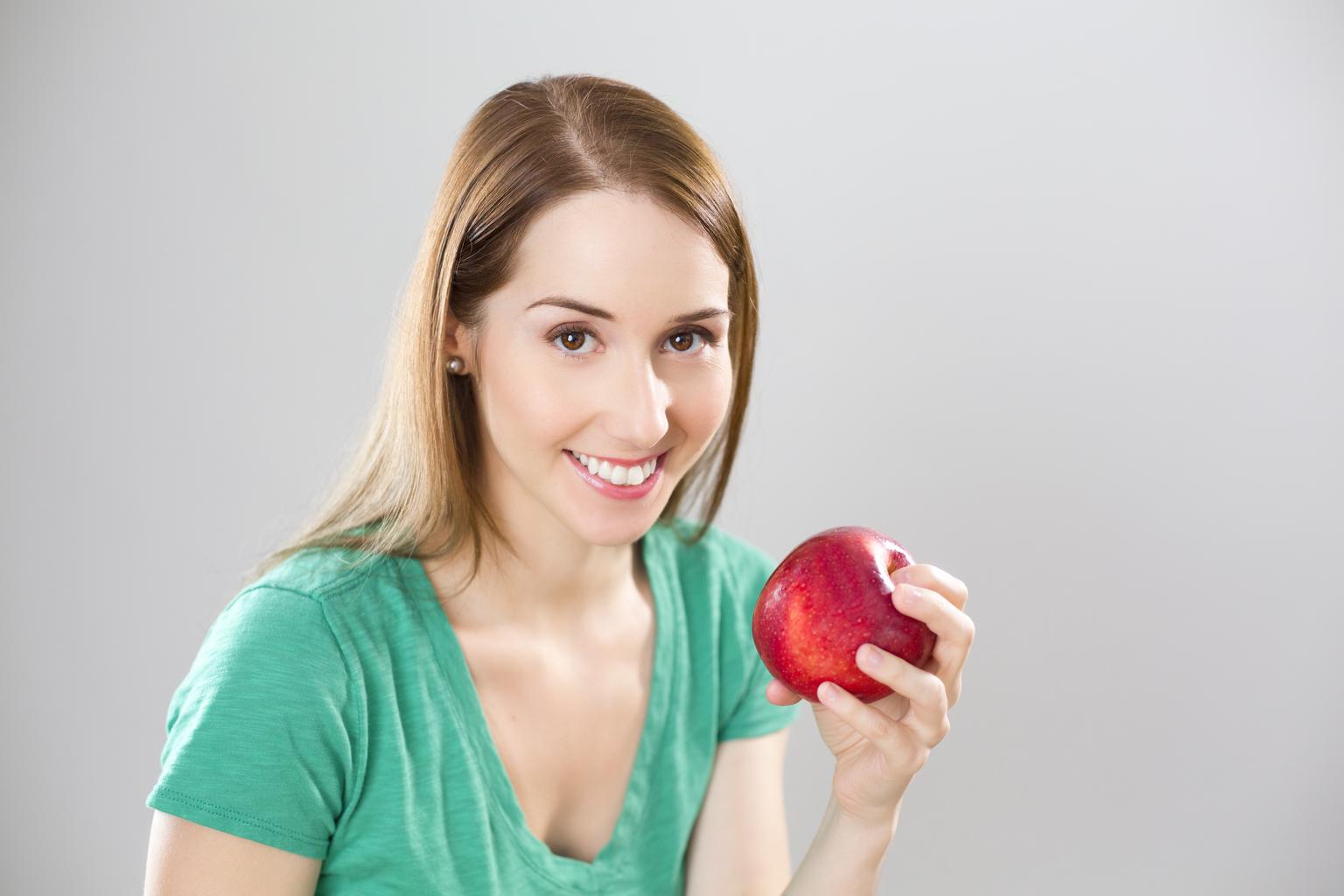 usmiata žena s jablkom